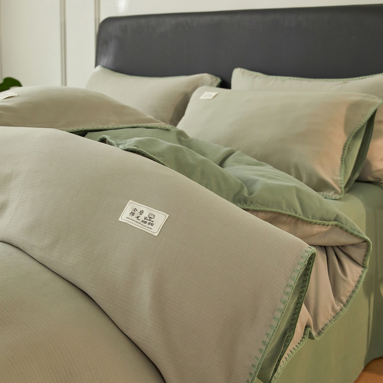 91家纺网 家纺一手货源 找家纺 简宜家居（朝初家纺） 2025新款全棉厚织长绒棉立体提花磨毛贝壳边四件套 青芥织缕