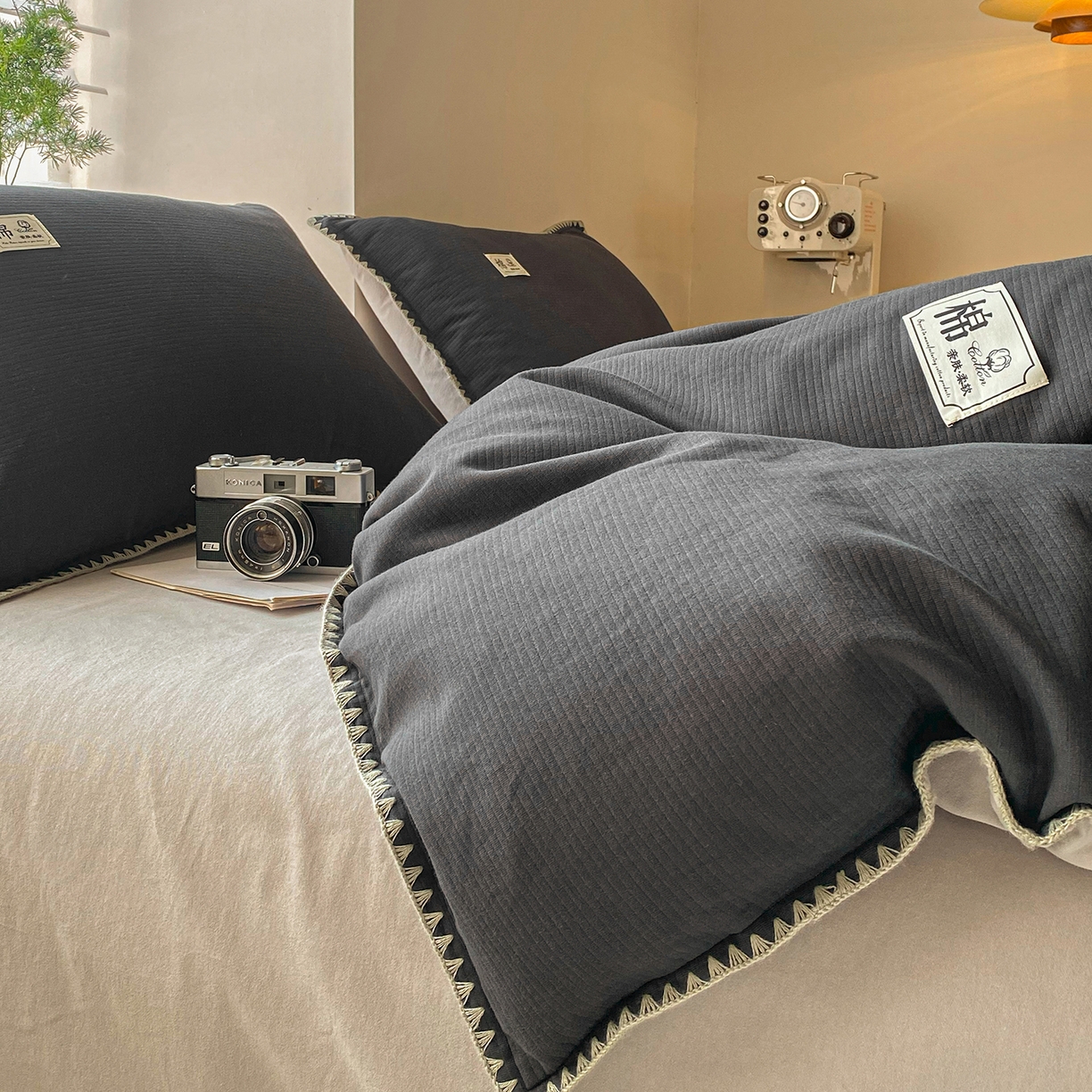 简宜家居（朝初家纺） 2025新款全棉厚织长绒棉立体提花磨毛贝壳边四件套 深灰织缕