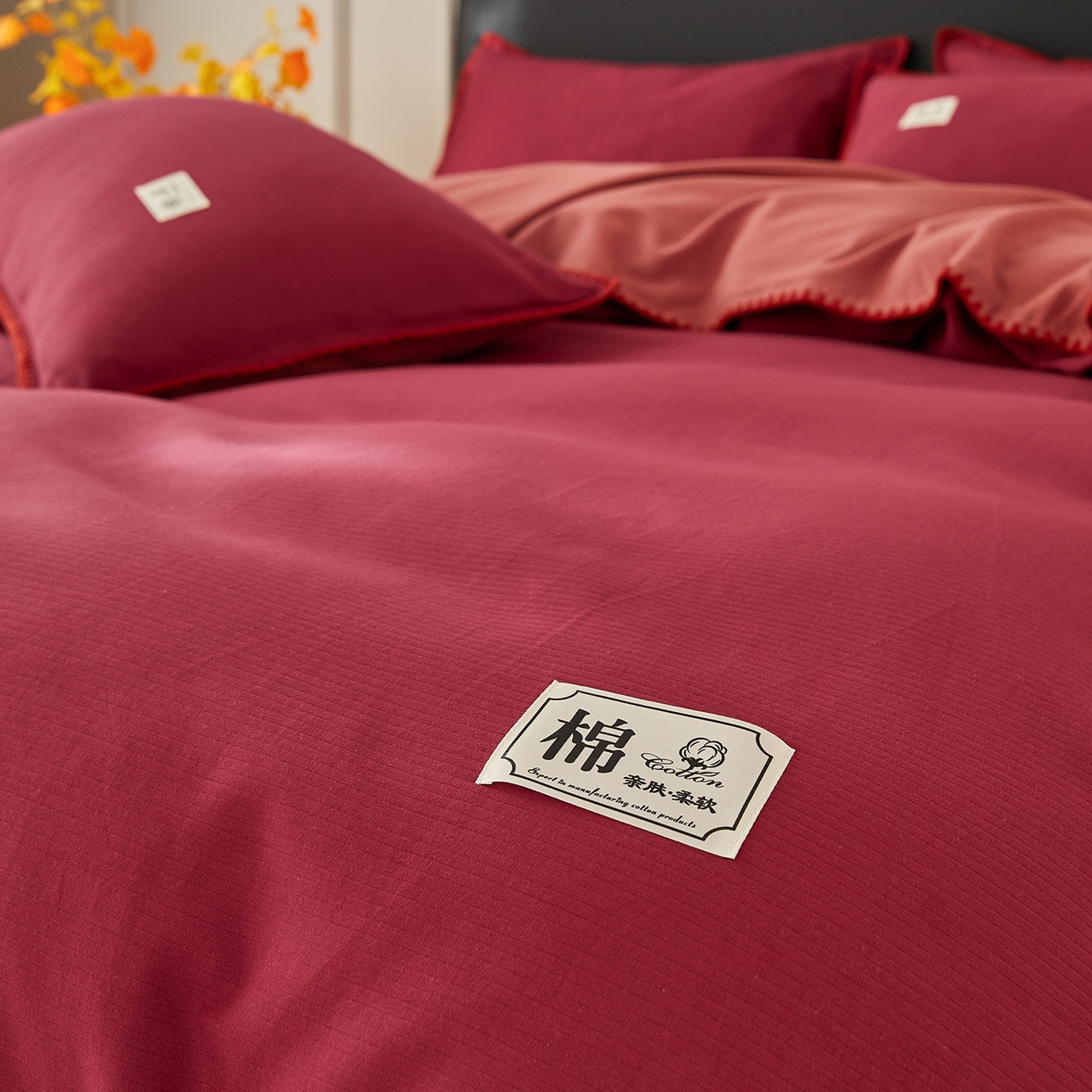 91家纺网 家纺一手货源 找家纺 简宜家居（朝初家纺） 2025新款全棉厚织长绒棉立体提花磨毛贝壳边四件套 酒红织缕