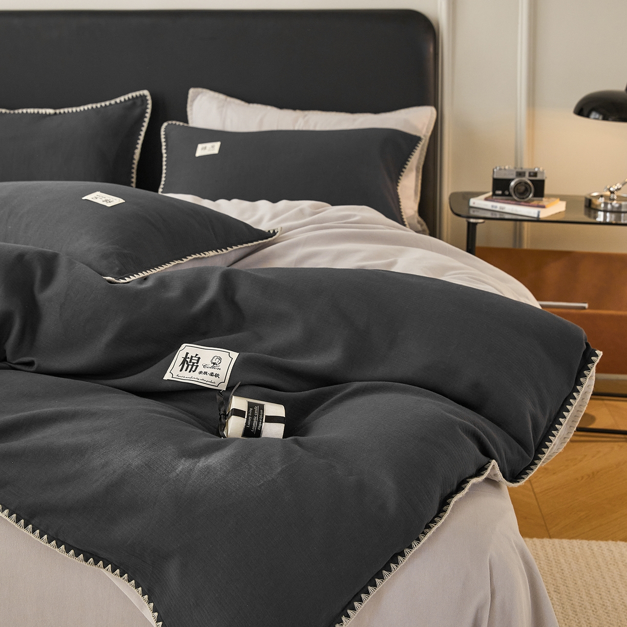 91家纺网 家纺一手货源 找家纺 简宜家居（朝初家纺） 2025新款全棉厚织长绒棉立体提花磨毛贝壳边四件套 深灰织缕