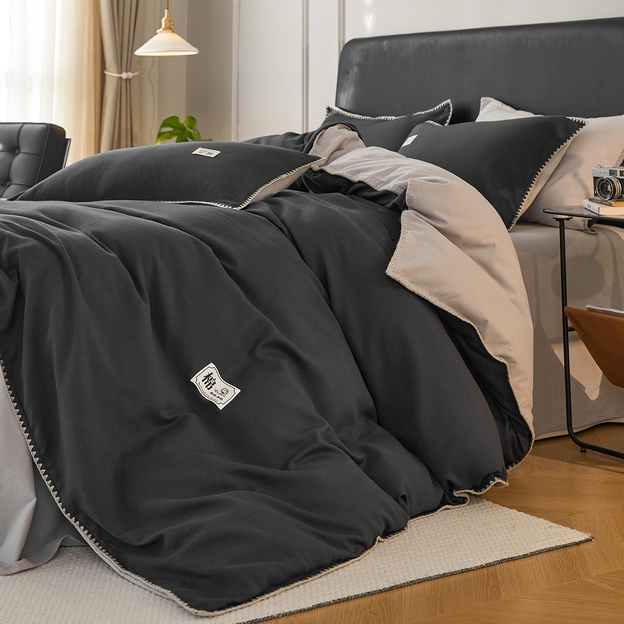 91家纺网 家纺一手货源 找家纺 简宜家居（朝初家纺） 2025新款全棉厚织长绒棉立体提花磨毛贝壳边四件套 深灰织缕