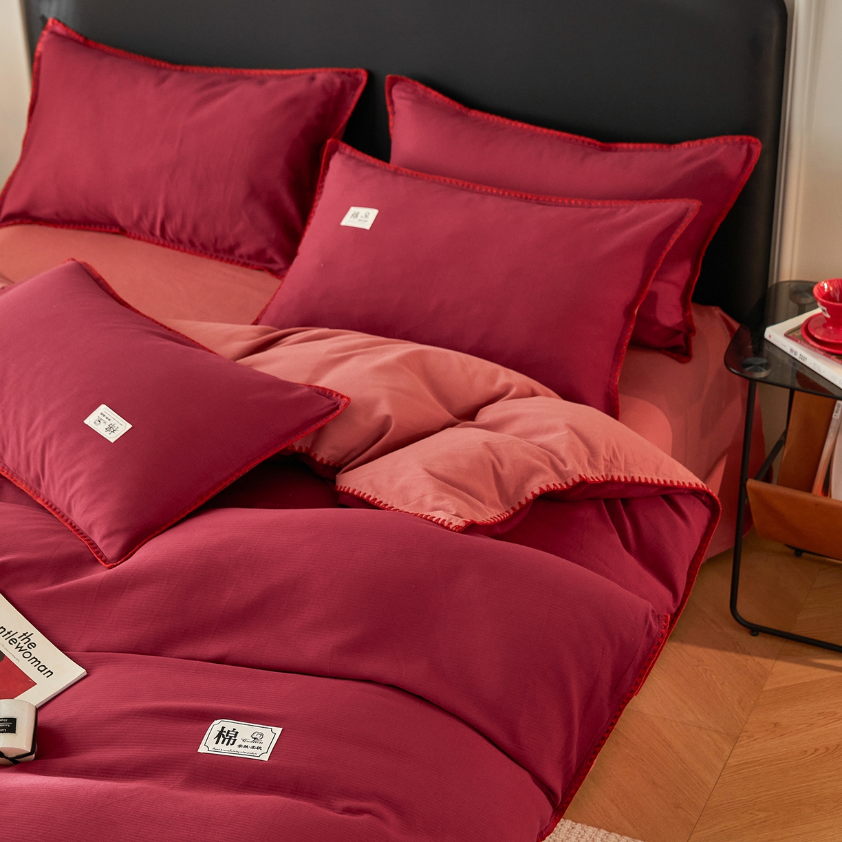 91家纺网 家纺一手货源 找家纺 简宜家居（朝初家纺） 2025新款全棉厚织长绒棉立体提花磨毛贝壳边四件套 酒红织缕