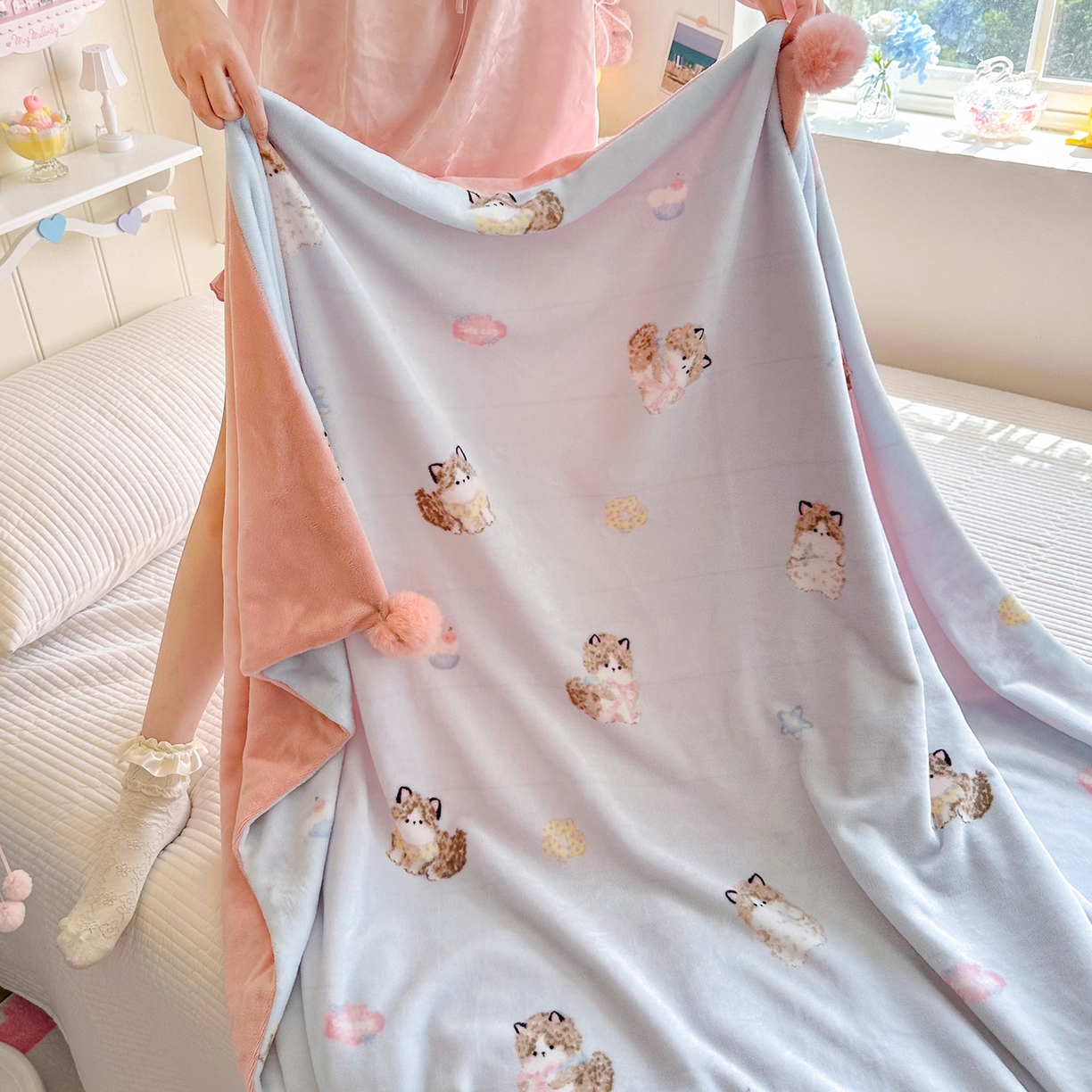 91家纺网 家纺一手货源 找家纺 罗亿家纺 2025新款高克重（200g）牛奶绒韩系毛球办公室盖毯多功能盖毯被套毛毯两用（小红书推荐) 软萌猫-蓝