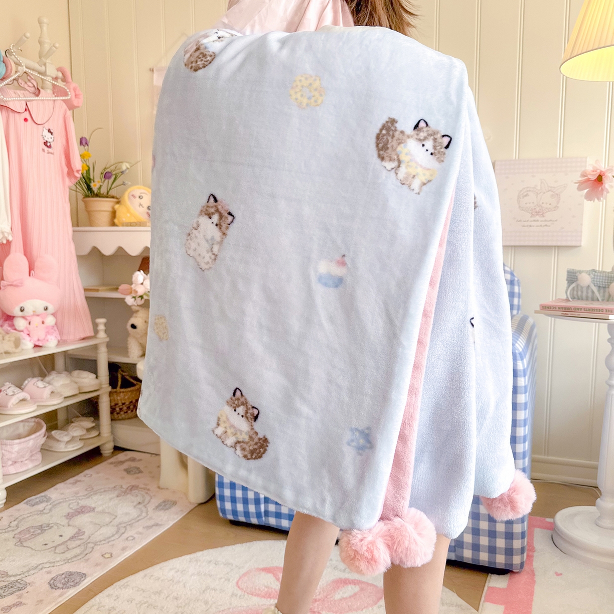 91家纺网 家纺一手货源 找家纺 罗亿家纺 2025新款高克重（200g）牛奶绒韩系毛球办公室盖毯多功能盖毯被套毛毯两用（小红书推荐) 软萌猫-蓝