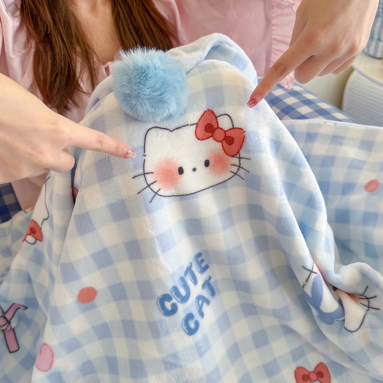 91家纺网 家纺一手货源 找家纺 罗亿家纺 2025新款高克重（200g）牛奶绒韩系毛球办公室盖毯多功能盖毯被套毛毯两用（小红书推荐) 蝴蝶结猫猫