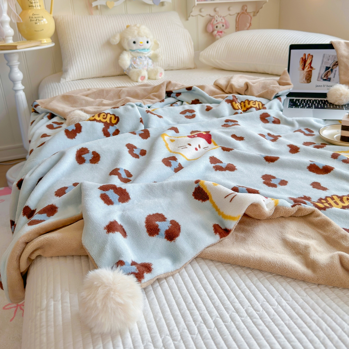 91家纺网 家纺一手货源 找家纺 罗亿家纺 2025新款高克重（200g）牛奶绒韩系毛球办公室盖毯多功能盖毯被套毛毯两用（小红书推荐) 猫吃鱼-蓝