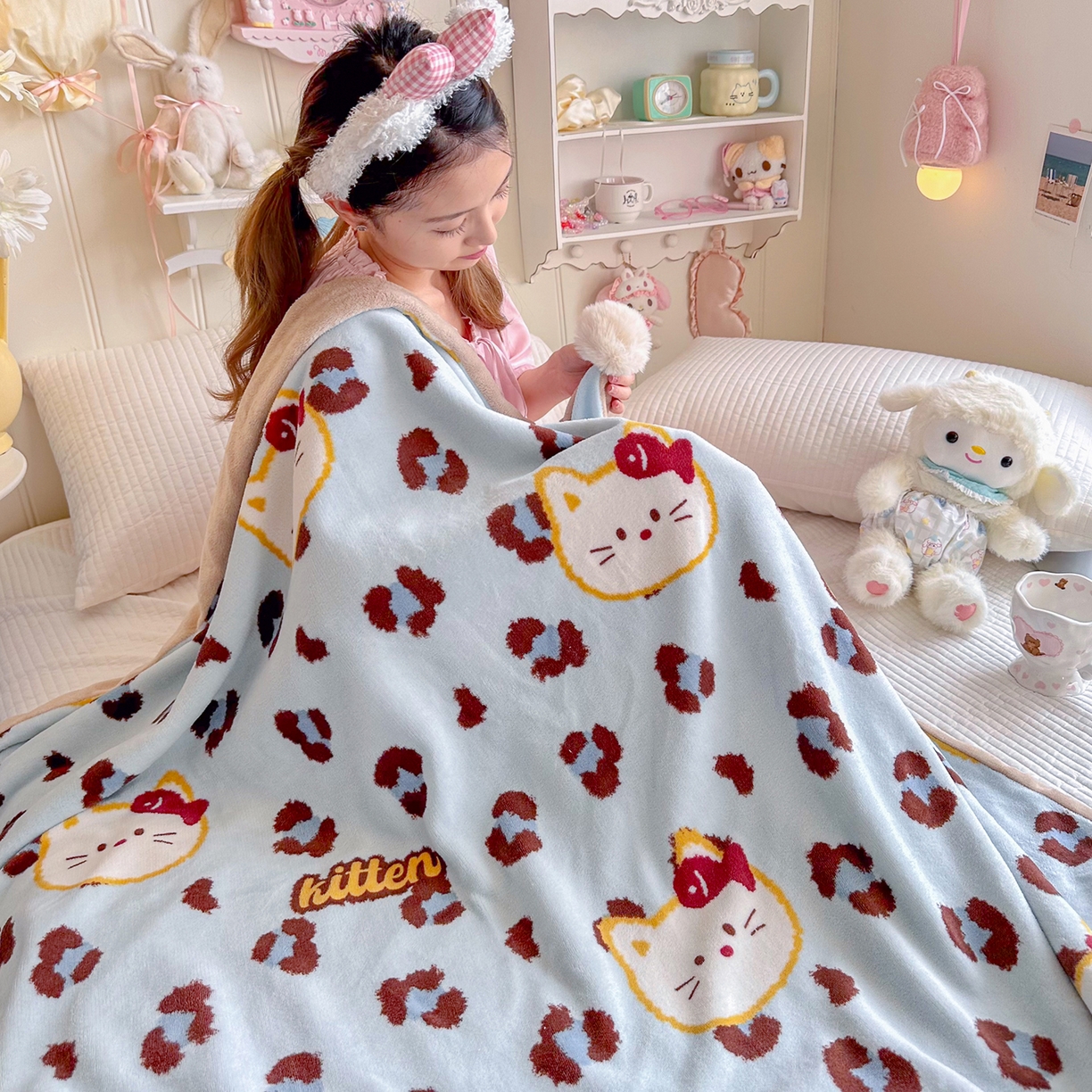 91家纺网 家纺一手货源 找家纺 罗亿家纺 2025新款高克重（200g）牛奶绒韩系毛球办公室盖毯多功能盖毯被套毛毯两用（小红书推荐) 猫吃鱼-蓝