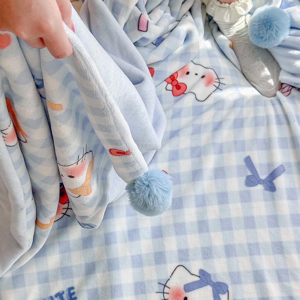 91家纺网 家纺一手货源 找家纺 罗亿家纺 2025新款高克重（200g）牛奶绒韩系毛球办公室盖毯多功能盖毯被套毛毯两用（小红书推荐) 蝴蝶结猫猫