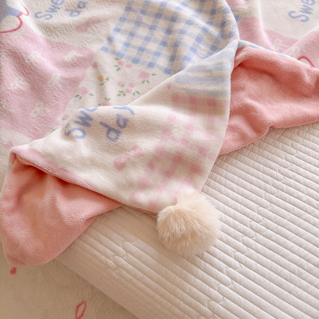 91家纺网 家纺一手货源 找家纺 罗亿家纺 2025新款高克重（200g）牛奶绒韩系毛球办公室盖毯多功能盖毯被套毛毯两用（小红书推荐) 布丁猫