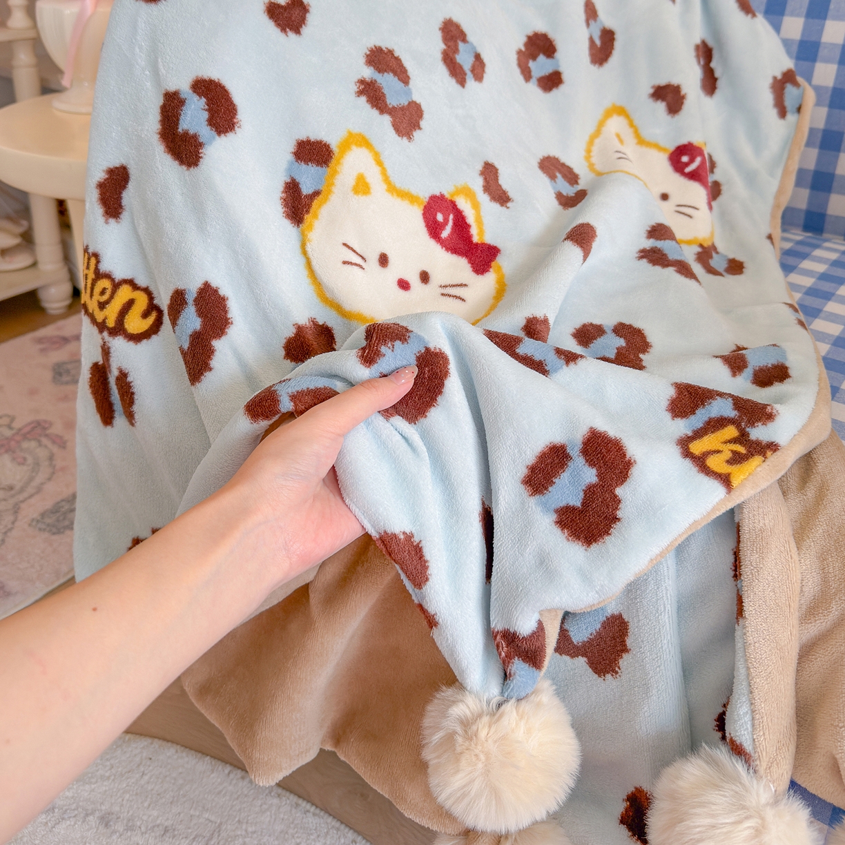 91家纺网 家纺一手货源 找家纺 罗亿家纺 2025新款高克重（200g）牛奶绒韩系毛球办公室盖毯多功能盖毯被套毛毯两用（小红书推荐) 猫吃鱼-蓝