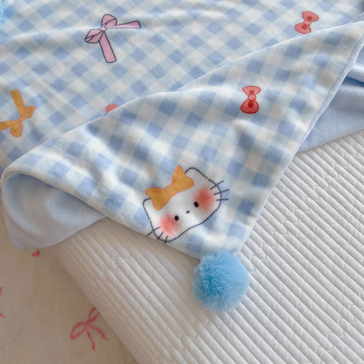 91家纺网 家纺一手货源 找家纺 罗亿家纺 2025新款高克重（200g）牛奶绒韩系毛球办公室盖毯多功能盖毯被套毛毯两用（小红书推荐) 蝴蝶结猫猫