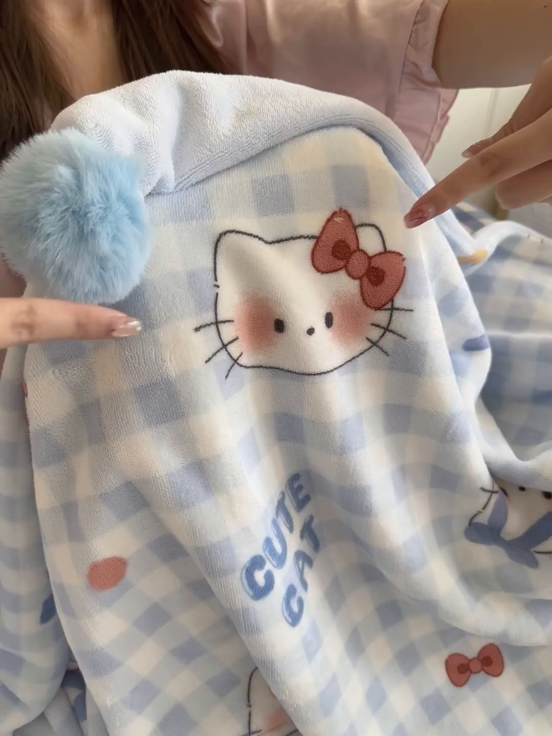 91家纺网 家纺一手货源 找家纺 罗亿家纺 2025新款高克重（200g）牛奶绒韩系毛球办公室盖毯多功能盖毯被套毛毯两用（小红书推荐) 蝴蝶结猫猫