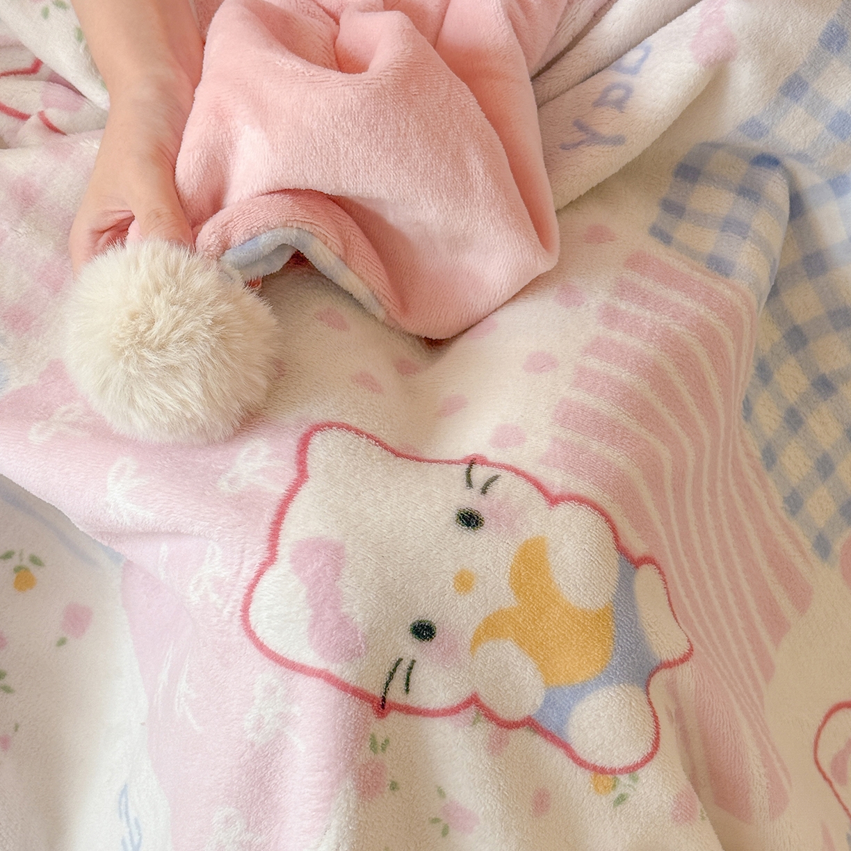 91家纺网 家纺一手货源 找家纺 罗亿家纺 2025新款高克重（200g）牛奶绒韩系毛球办公室盖毯多功能盖毯被套毛毯两用（小红书推荐) 布丁猫