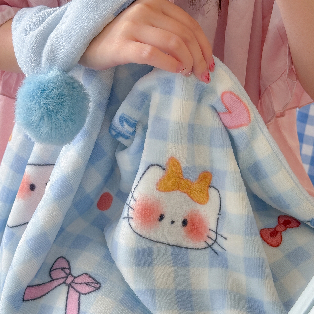 91家纺网 家纺一手货源 找家纺 罗亿家纺 2025新款高克重（200g）牛奶绒韩系毛球办公室盖毯多功能盖毯被套毛毯两用（小红书推荐) 蝴蝶结猫猫