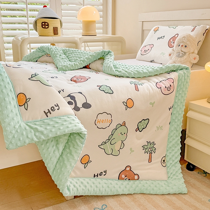 91家纺网 家纺一手货源 找家纺 天瑜家纺 2025新款针织棉手包豆豆被儿童被大豆被被子被芯 手包边  动物乐园绿