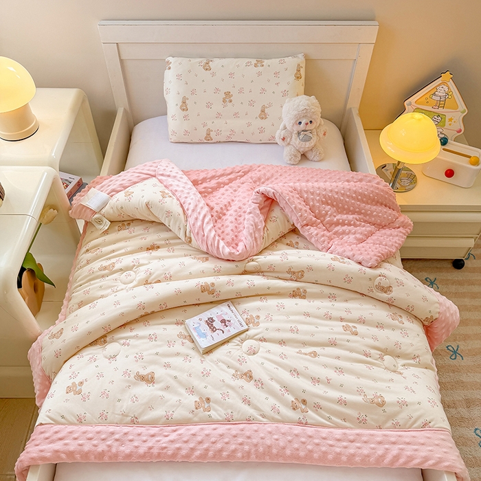 91家纺网 家纺一手货源 找家纺 天瑜家纺 2025新款针织棉手包豆豆被儿童被大豆被被子被芯 手包边  花朵小熊粉