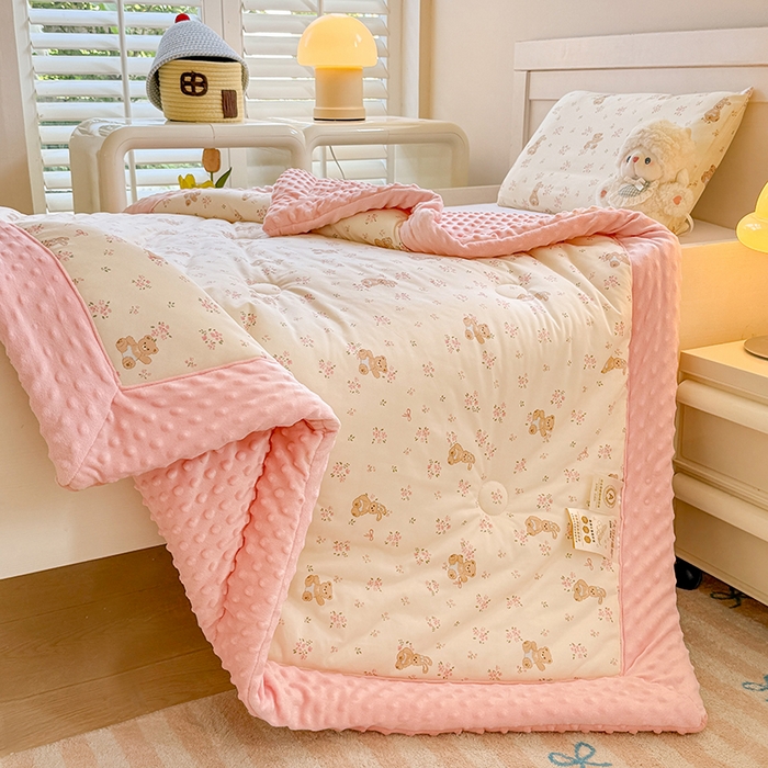 91家纺网 家纺一手货源 找家纺 天瑜家纺 2025新款针织棉手包豆豆被儿童被大豆被被子被芯 手包边  花朵小熊粉