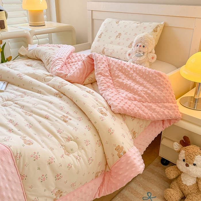 91家纺网 家纺一手货源 找家纺 天瑜家纺 2025新款针织棉手包豆豆被儿童被大豆被被子被芯 手包边  花朵小熊粉