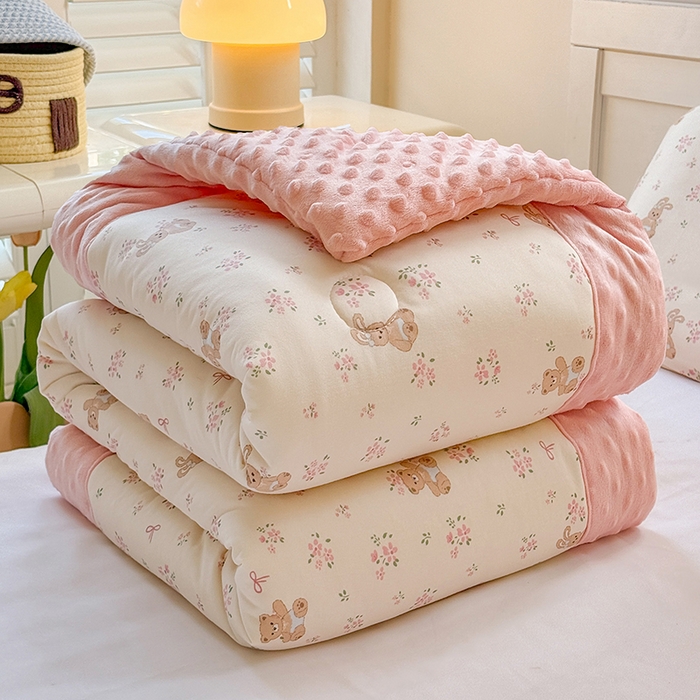 91家纺网 家纺一手货源 找家纺 天瑜家纺 2025新款针织棉手包豆豆被儿童被大豆被被子被芯 手包边  花朵小熊粉