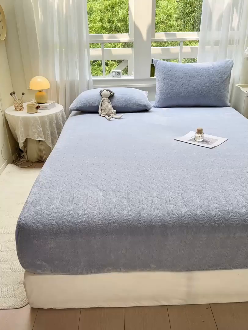 91家纺网 家纺一手货源 找家纺 罗亿家纺 2025新款高克重牛奶绒烂花雕花纯色床笠（230g） 安娜-浅蓝