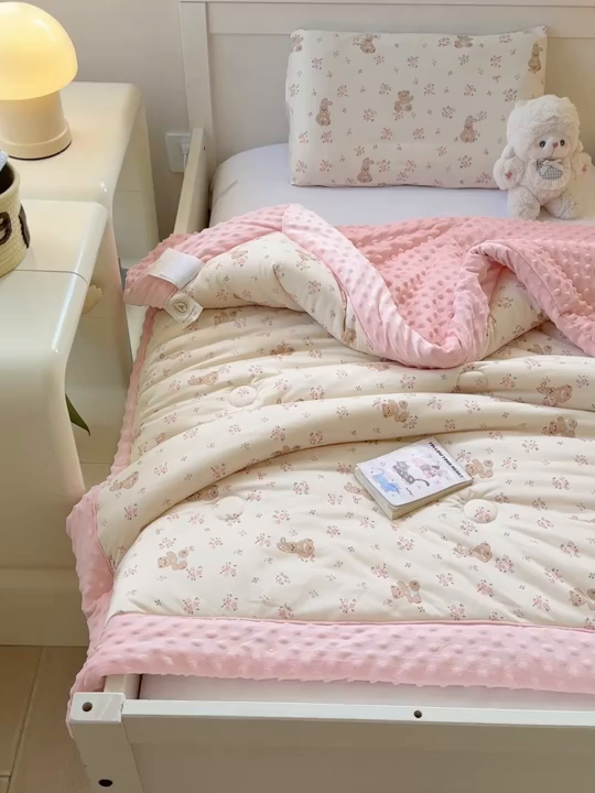 91家纺网 家纺一手货源 找家纺 天瑜家纺 2025新款针织棉手包豆豆被儿童被大豆被被子被芯 手包边  花朵小熊粉