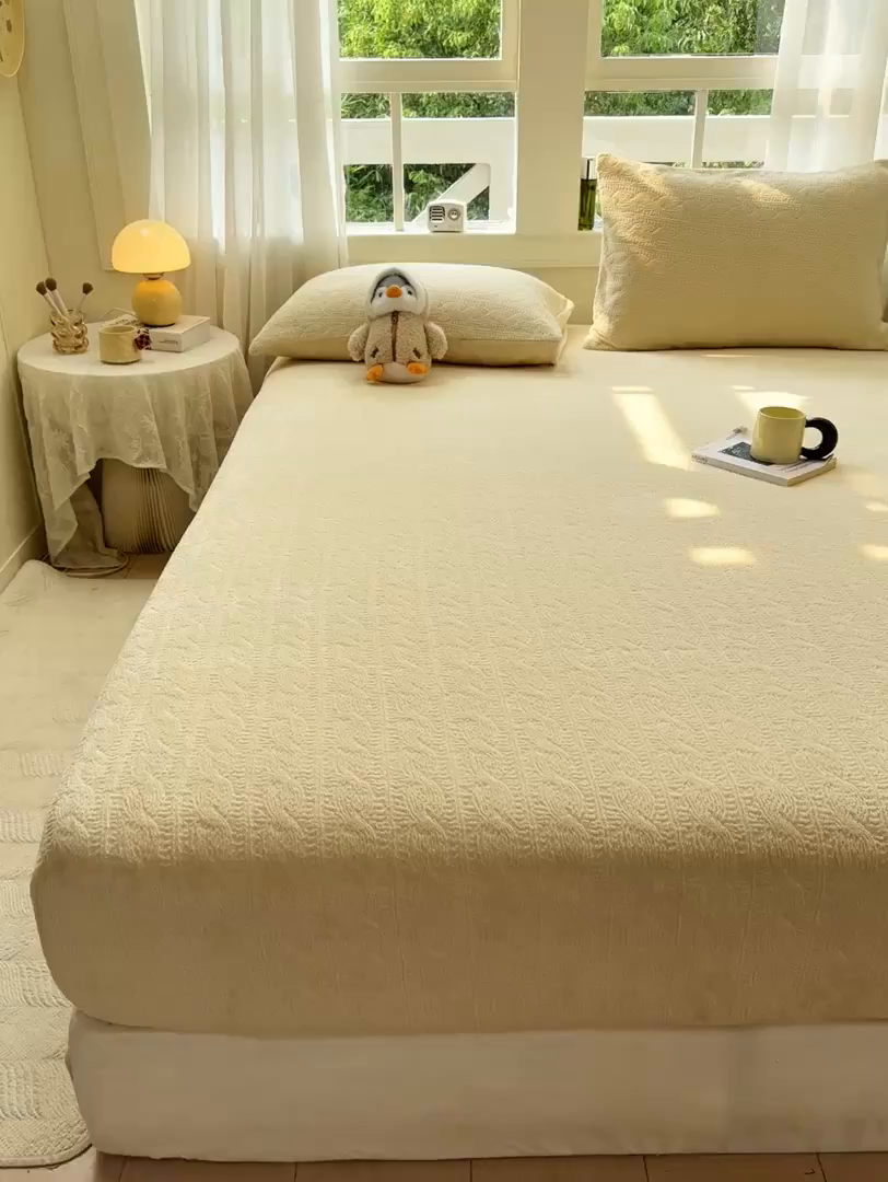 91家纺网 家纺一手货源 找家纺 罗亿家纺 2025新款高克重牛奶绒烂花雕花纯色床笠（230g） 安娜-米白