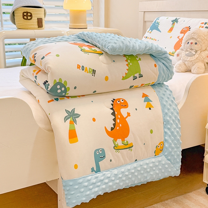 91家纺网 家纺一手货源 找家纺 天瑜家纺 2025新款针织棉手包豆豆被儿童被大豆被被子被芯 手包边  恐龙宝贝兰