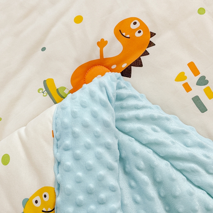 91家纺网 家纺一手货源 找家纺 天瑜家纺 2025新款针织棉手包豆豆被儿童被大豆被被子被芯 手包边  恐龙宝贝兰