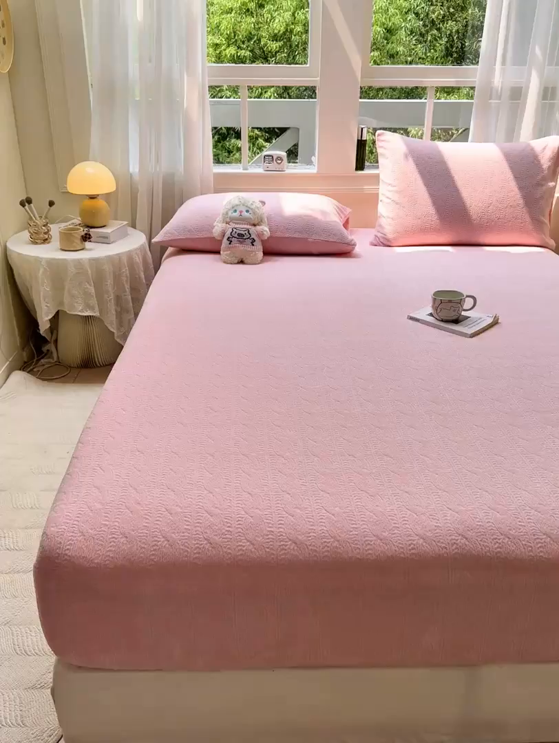 91家纺网 家纺一手货源 找家纺 （总）罗亿家纺 2025新款高克重牛奶绒烂花雕花纯色床笠（230g）