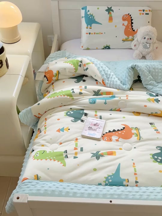 91家纺网 家纺一手货源 找家纺 天瑜家纺 2025新款针织棉手包豆豆被儿童被大豆被被子被芯 手包边  恐龙宝贝兰