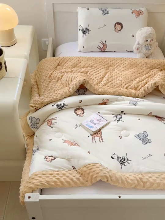 91家纺网 家纺一手货源 找家纺 天瑜家纺 2025新款针织棉手包豆豆被儿童被大豆被被子被芯 手包边  狮子王黄