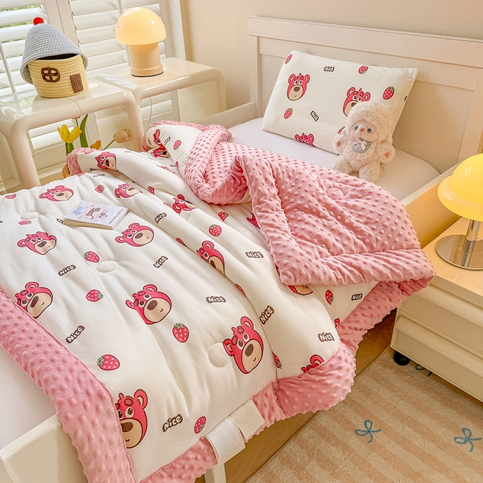 91家纺网 家纺一手货源 找家纺 天瑜家纺 2025新款针织棉手包豆豆被儿童被大豆被被子被芯 手包边  小草莓熊