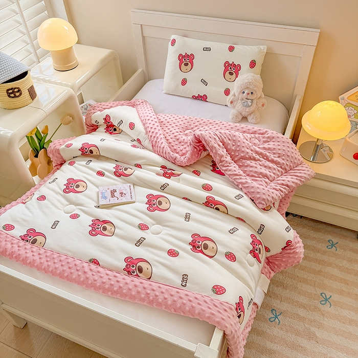 91家纺网 家纺一手货源 找家纺 天瑜家纺 2025新款针织棉手包豆豆被儿童被大豆被被子被芯 手包边  小草莓熊