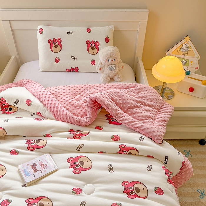 91家纺网 家纺一手货源 找家纺 天瑜家纺 2025新款针织棉手包豆豆被儿童被大豆被被子被芯 手包边  小草莓熊