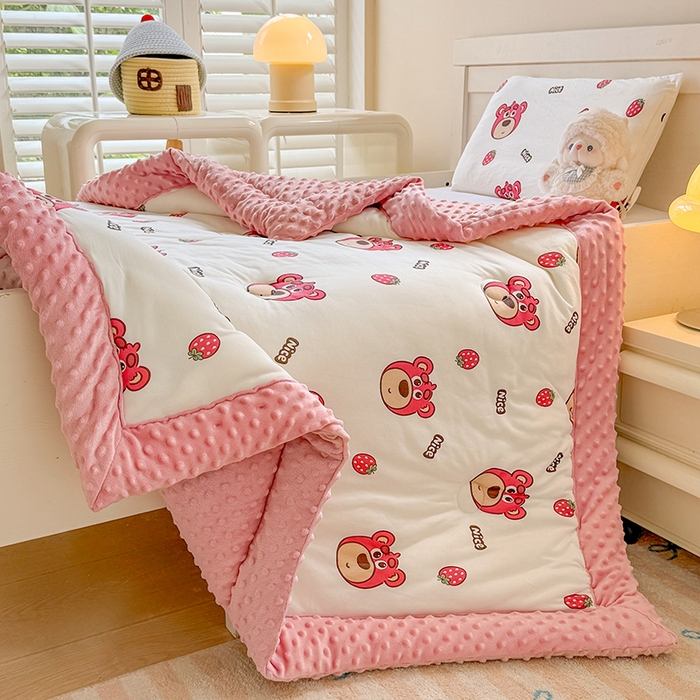 91家纺网 家纺一手货源 找家纺 天瑜家纺 2025新款针织棉手包豆豆被儿童被大豆被被子被芯 手包边  小草莓熊