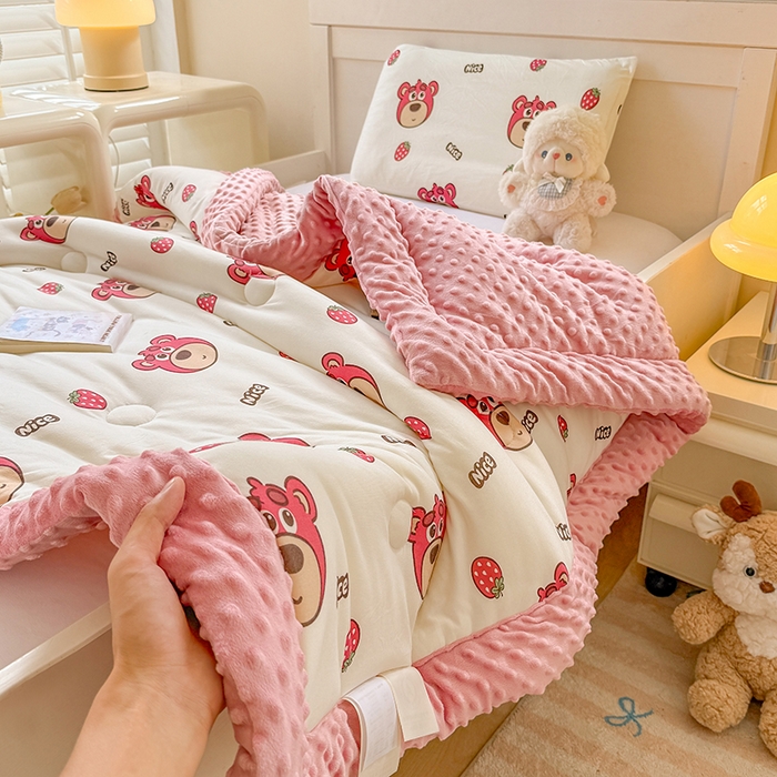 91家纺网 家纺一手货源 找家纺 天瑜家纺 2025新款针织棉手包豆豆被儿童被大豆被被子被芯 手包边  小草莓熊