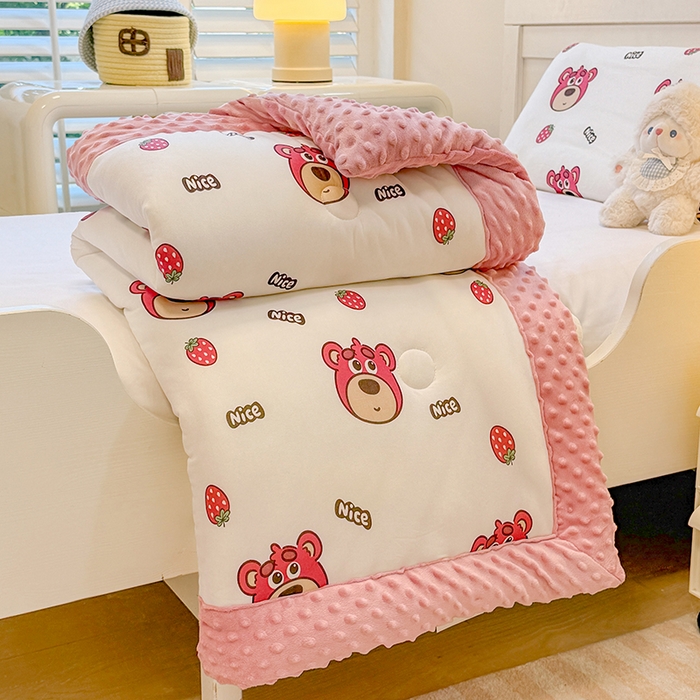 91家纺网 家纺一手货源 找家纺 天瑜家纺 2025新款针织棉手包豆豆被儿童被大豆被被子被芯 手包边  小草莓熊