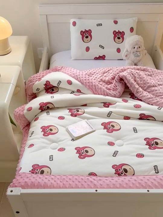 91家纺网 家纺一手货源 找家纺 天瑜家纺 2025新款针织棉手包豆豆被儿童被大豆被被子被芯 手包边  小草莓熊