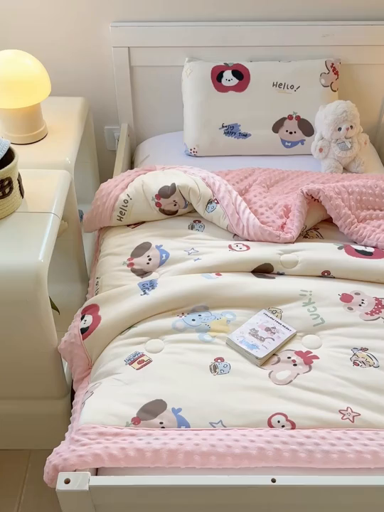 91家纺网 家纺一手货源 找家纺 天瑜家纺 2025新款针织棉手包豆豆被儿童被大豆被被子被芯 手包边  幸运狗粉