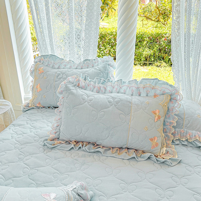 91家纺网 家纺一手货源 找家纺 虹星家纺 2025新款花边牛奶绒床裙四件套系列 蝶恋-天空蓝