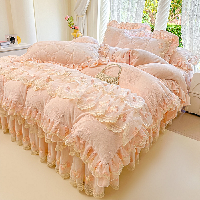 91家纺网 家纺一手货源 找家纺 虹星家纺 2025新款花边牛奶绒床裙四件套系列 蝶恋-粉玉