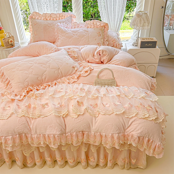 91家纺网 家纺一手货源 找家纺 虹星家纺 2025新款花边牛奶绒床裙四件套系列 蝶恋-粉玉