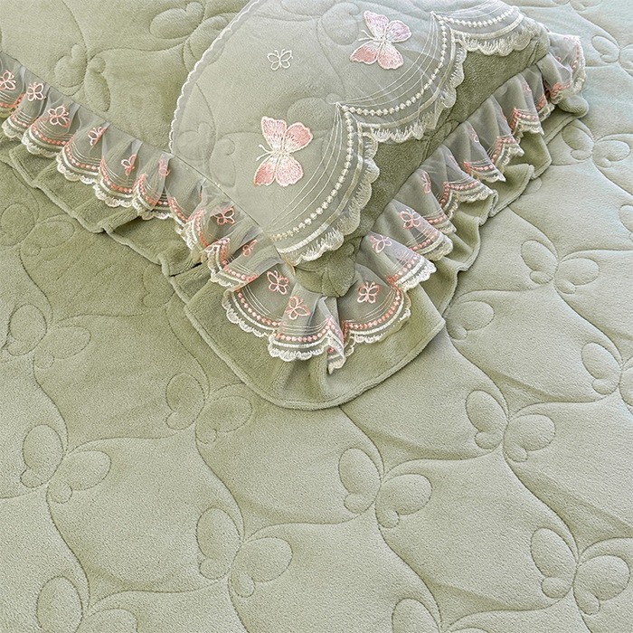91家纺网 家纺一手货源 找家纺 虹星家纺 2025新款花边牛奶绒床裙四件套系列 蝶恋-抹茶绿