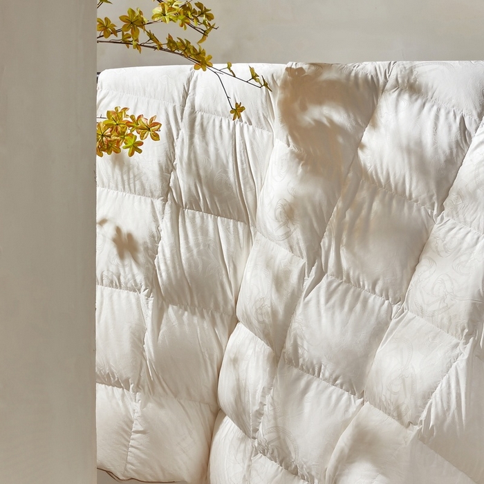 91家纺网 家纺一手货源 找家纺 织梦人羽绒工厂店 2025新款高蓬松羽绒羽毛被大牌同款花型-高精密提花系列 高精密提花-时尚语录-白