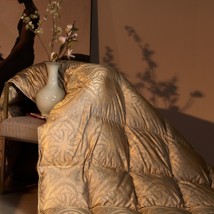 91家纺网 家纺一手货源 找家纺 织梦人羽绒工厂店 2025新款高蓬松羽绒羽毛被大牌同款花型-高精密提花系列 高精密提花-时尚语录-古铜