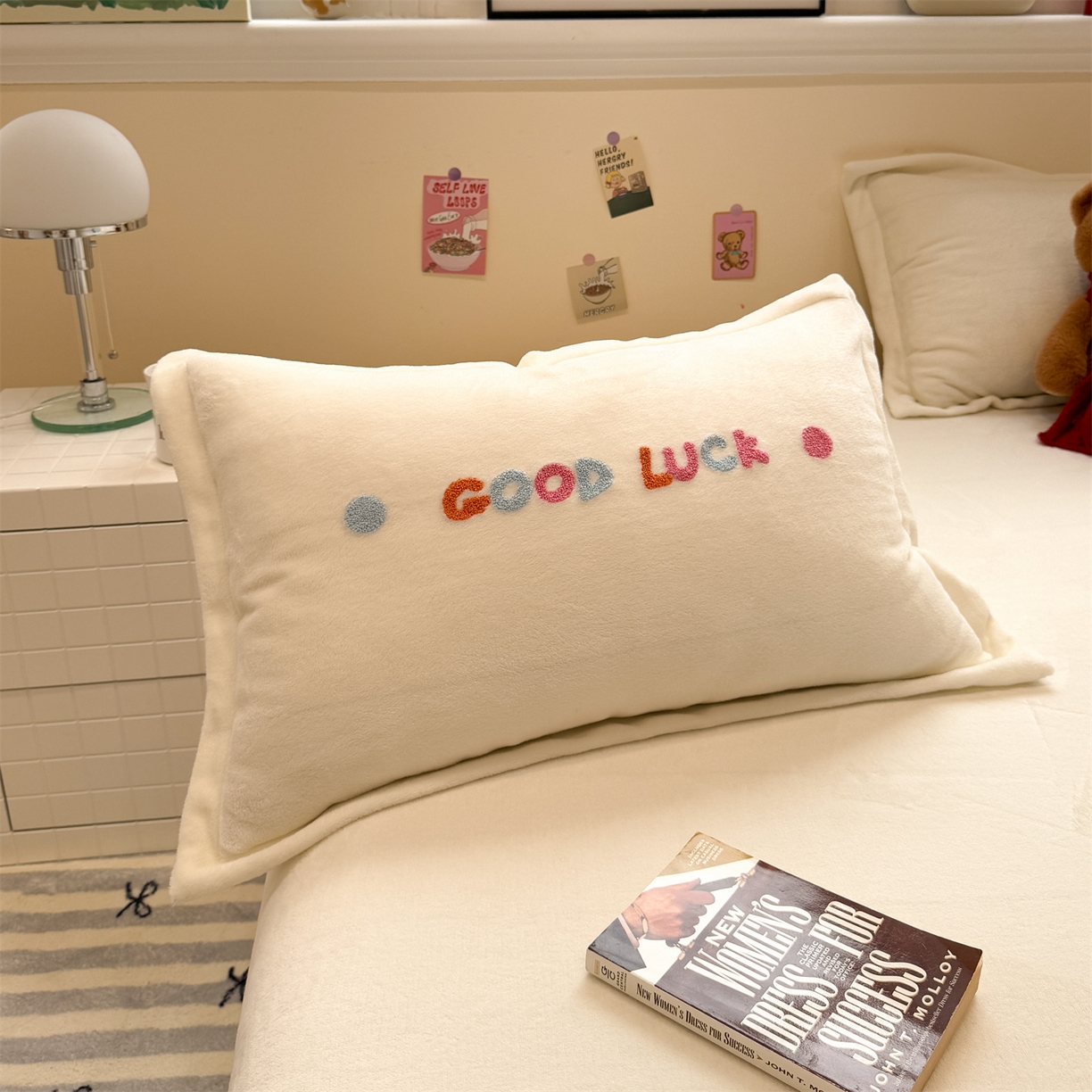 91家纺网 家纺一手货源 找家纺 （总）857家居 2025新款卡通牛奶绒刺绣床笠