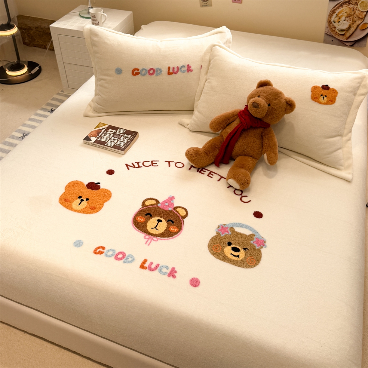 91家纺网 家纺一手货源 找家纺 （总）857家居 2025新款卡通牛奶绒刺绣床笠