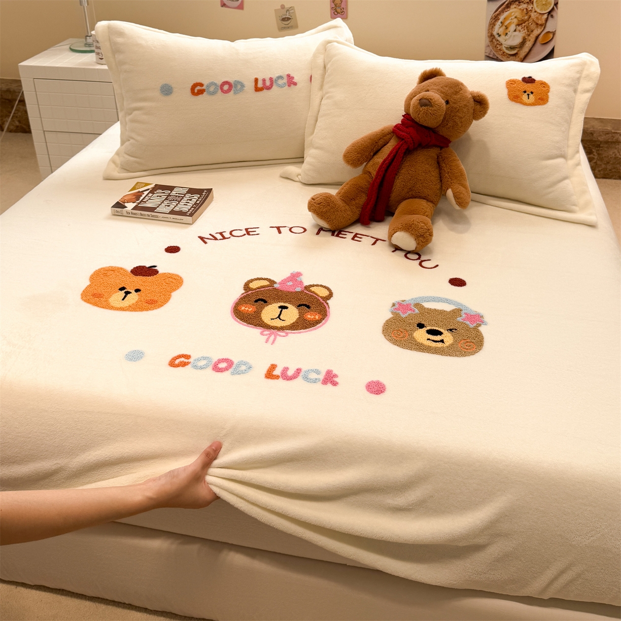 91家纺网 家纺一手货源 找家纺 （总）857家居 2025新款卡通牛奶绒刺绣床笠