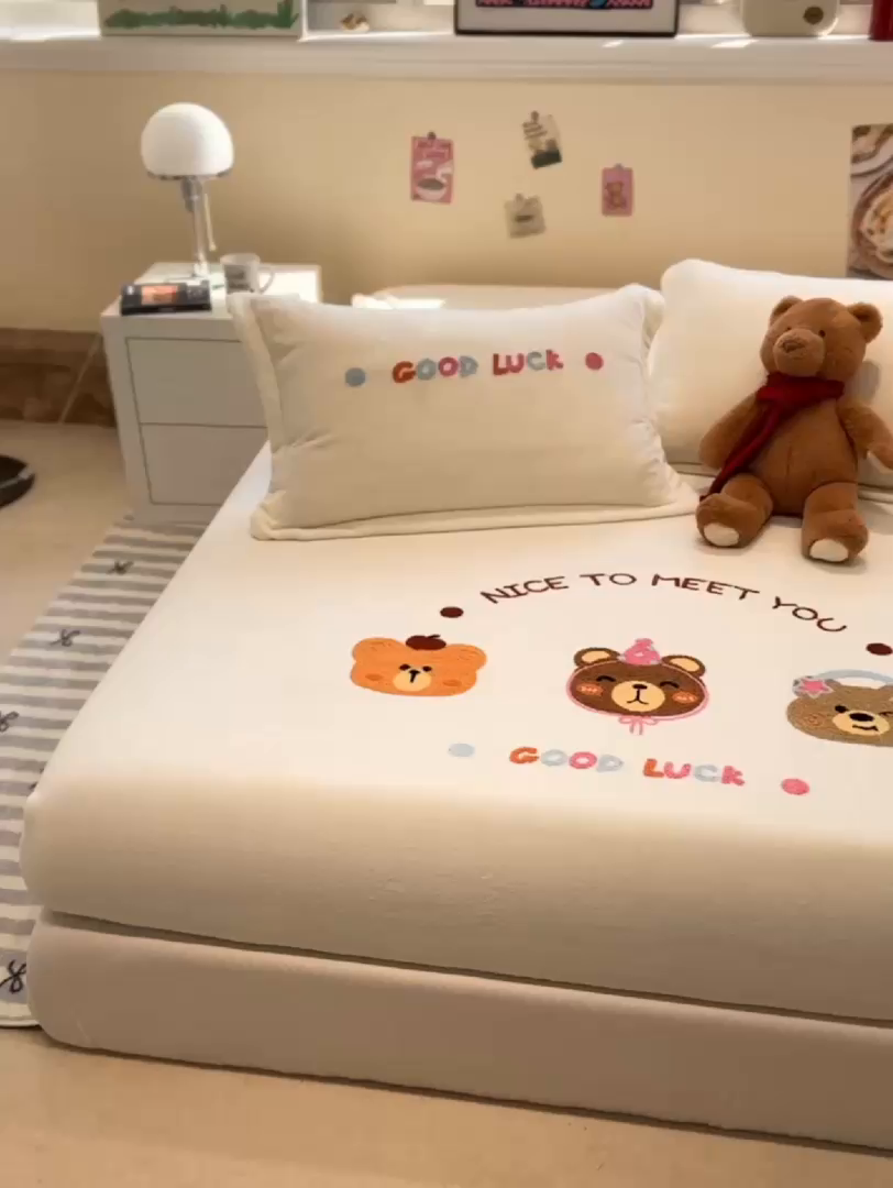 91家纺网 家纺一手货源 找家纺 （总）857家居 2025新款卡通牛奶绒刺绣床笠