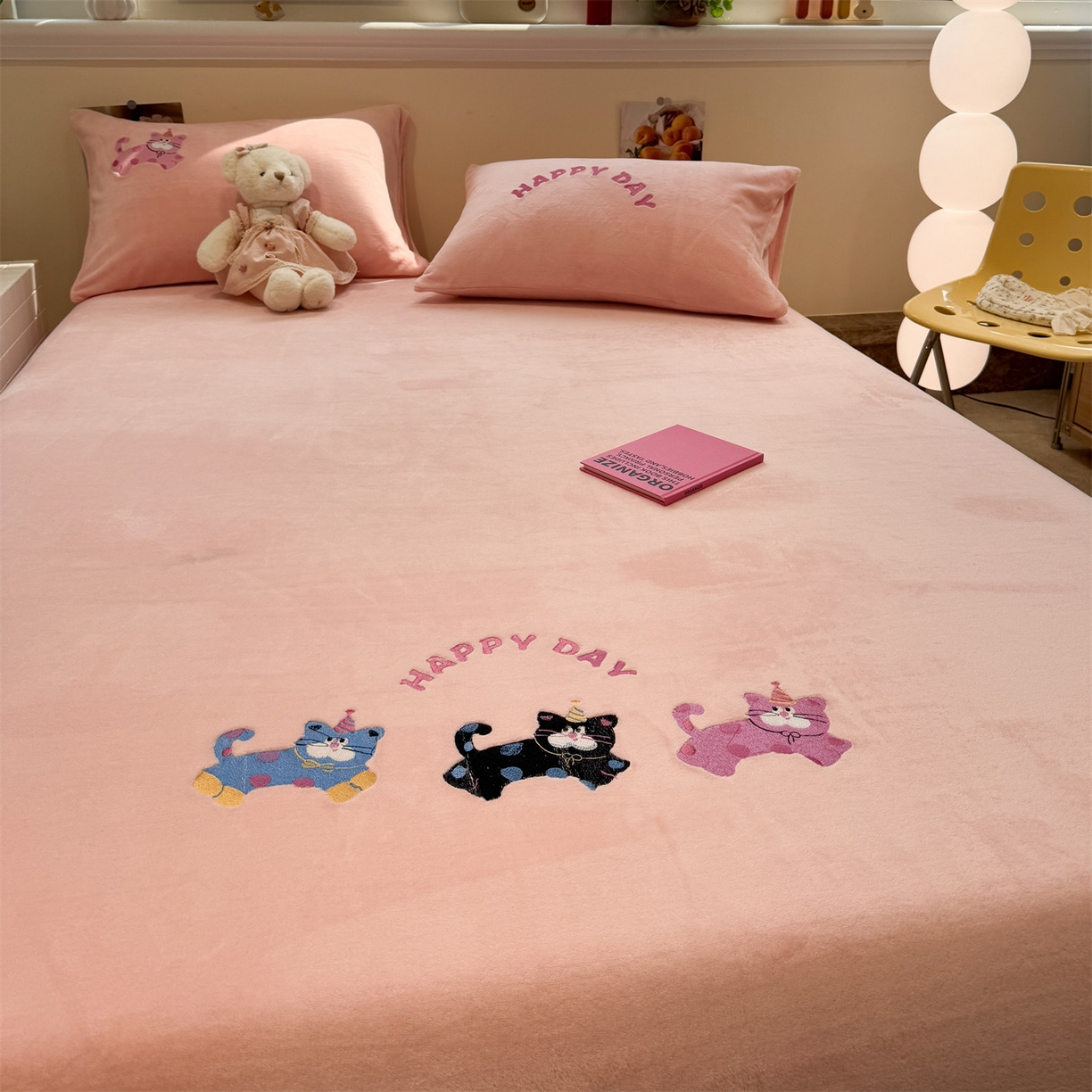 91家纺网 家纺一手货源 找家纺 857家居 2025新款卡通牛奶绒刺绣床笠 草莓猫